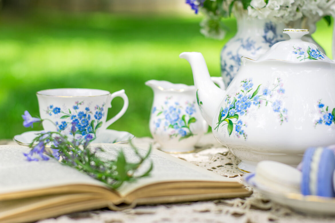 A tea pot and cups on the table